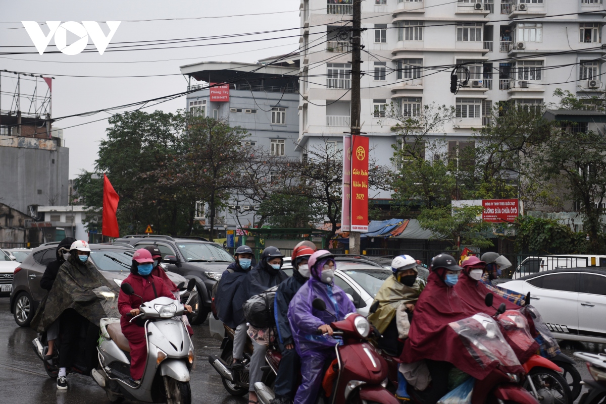 ngay dau nghi tet nguoi dan doi mua hoi ha ve que an tet hinh anh 1