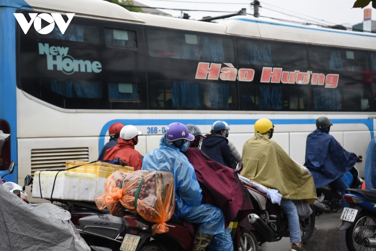 ngay dau nghi tet nguoi dan doi mua hoi ha ve que an tet hinh anh 6