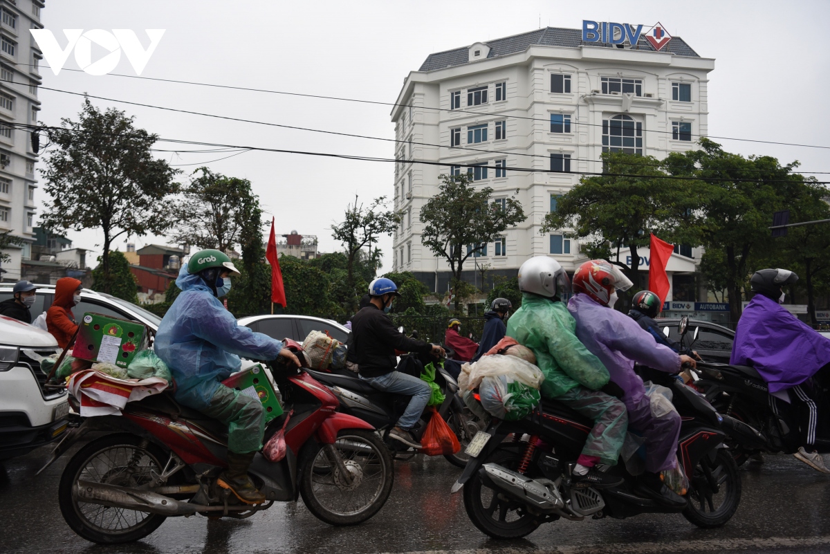 ngay dau nghi tet nguoi dan doi mua hoi ha ve que an tet hinh anh 10