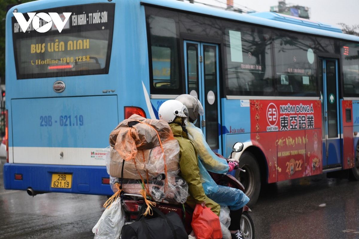 ngay dau nghi tet nguoi dan doi mua hoi ha ve que an tet hinh anh 11