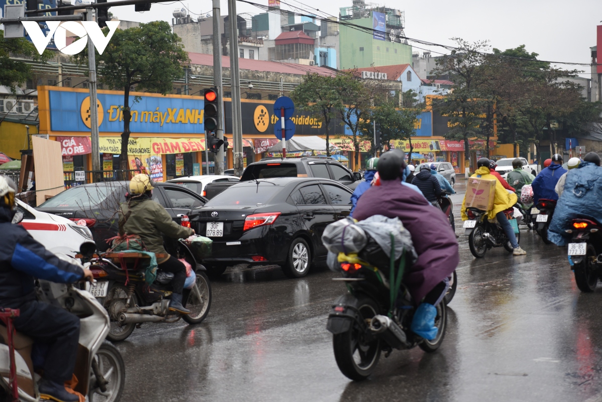 ngay dau nghi tet nguoi dan doi mua hoi ha ve que an tet hinh anh 4