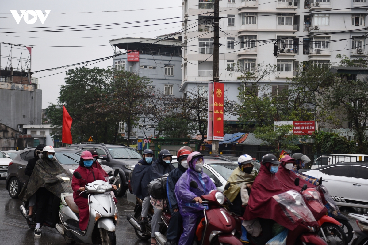 ngay dau nghi tet nguoi dan doi mua hoi ha ve que an tet hinh anh 8