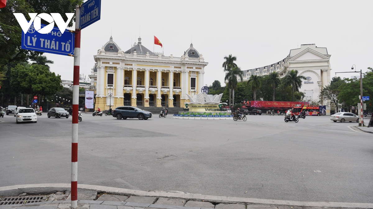 Đường phố Hà Nội vắng lặng trong ngày cuối cùng năm Tân Sửu