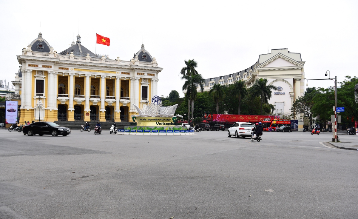 Duong pho ha noi vang lang trong ngay cuoi cung nam tan suu hinh anh 1