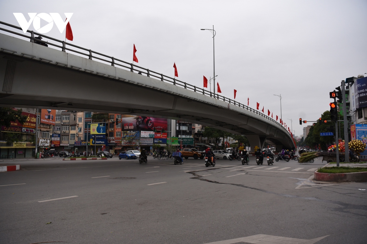 Duong pho ha noi vang lang trong ngay cuoi cung nam tan suu hinh anh 12