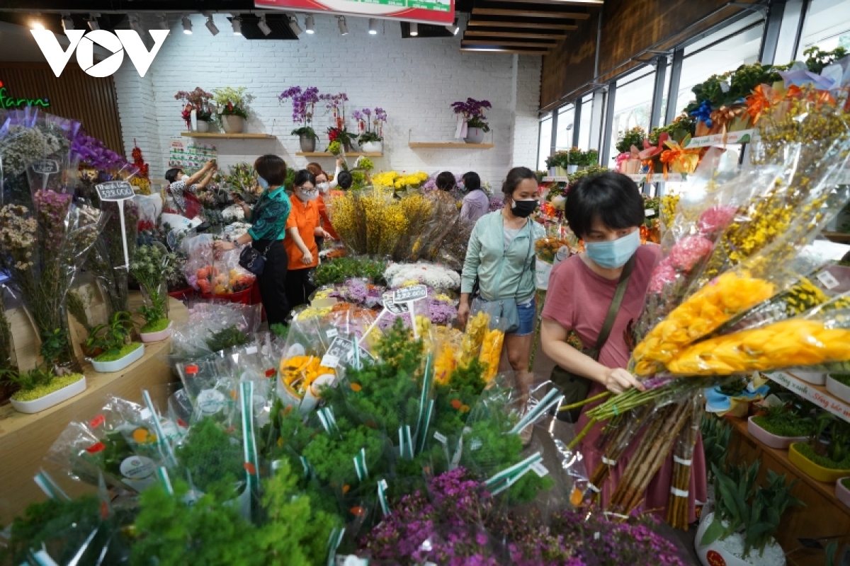 hoa nhap ngoai gia khung dat hang trong dip tet hinh anh 1