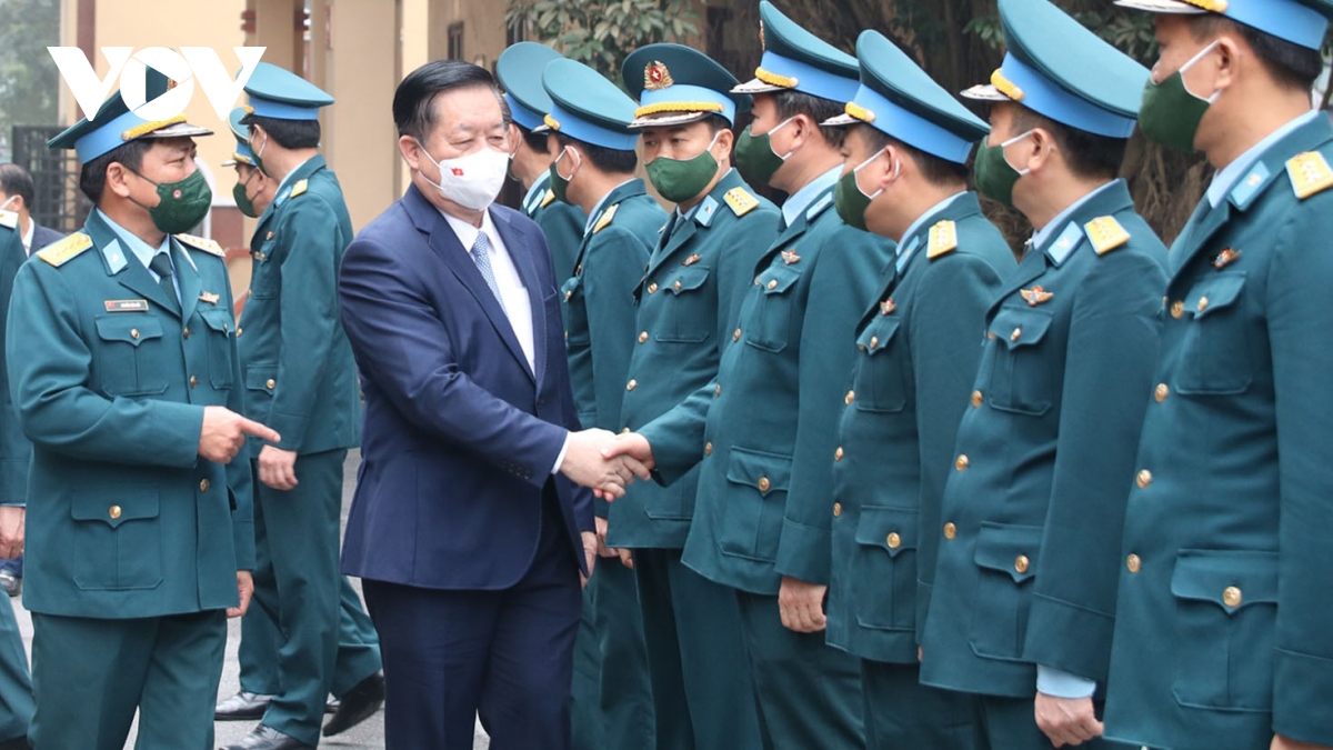 lanh dao Dang, nha nuoc chuc tet can bo chien si, tang qua ho ngheo hinh anh 7