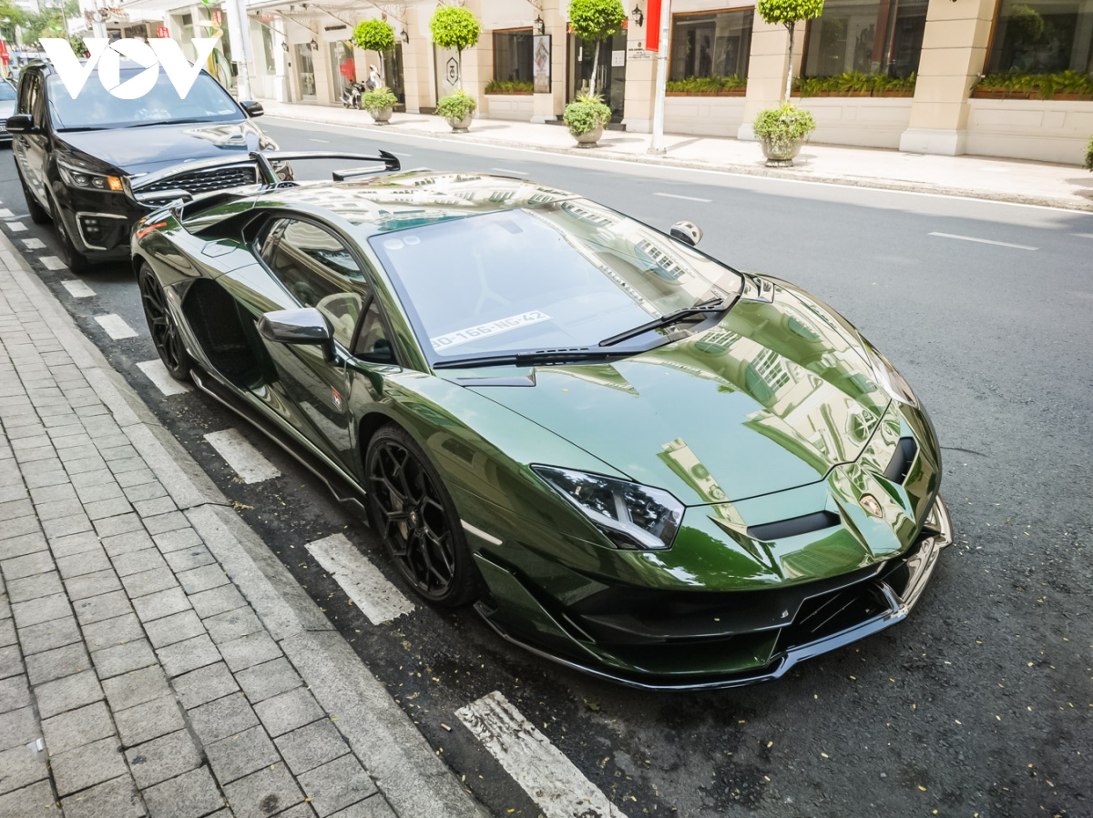 siêu xe: Cận cảnh Lamborghini Aventador SVJ màu độc trên phố Sài Gòn