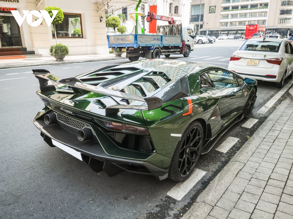 can canh lamborghini aventador svj mau doc tren pho sai gon hinh anh 8