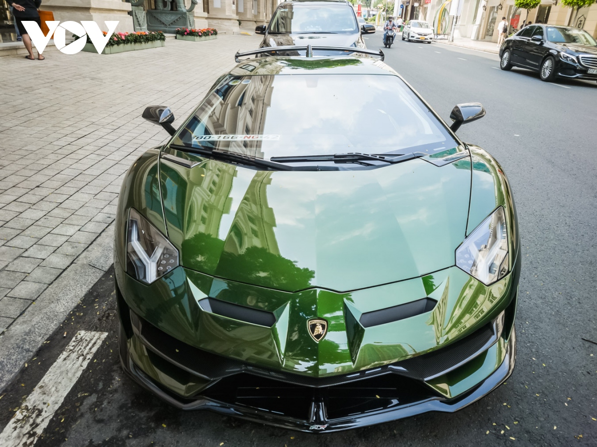 siêu xe: Cận cảnh Lamborghini Aventador SVJ màu độc trên phố Sài Gòn