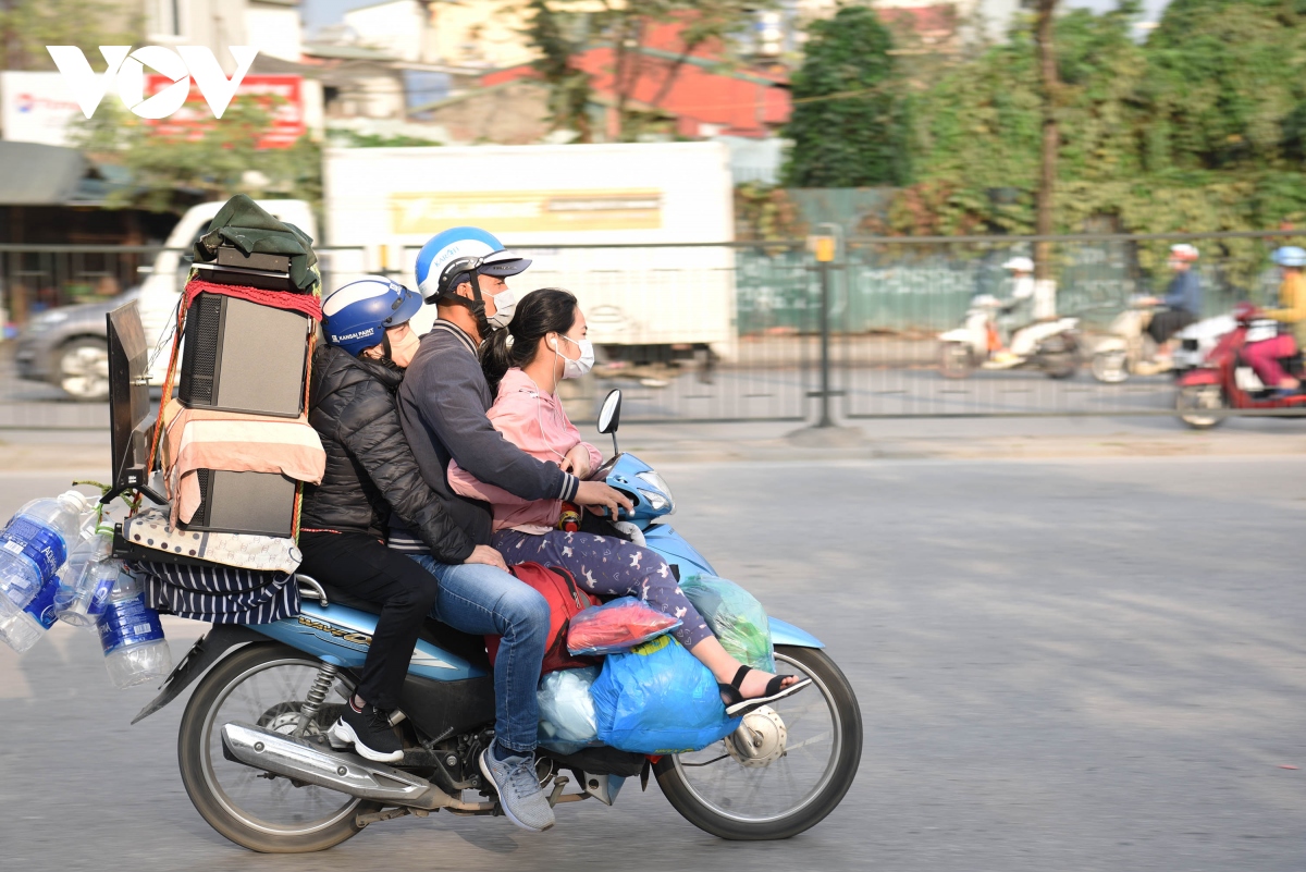 dong nguoi nuom nuop roi ha noi ve que an tet hinh anh 2