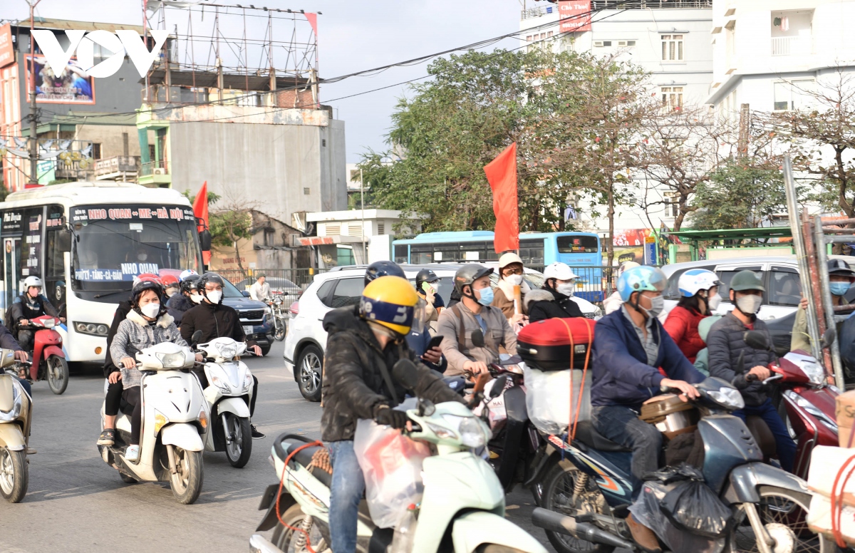 dong nguoi nuom nuop roi ha noi ve que an tet hinh anh 1