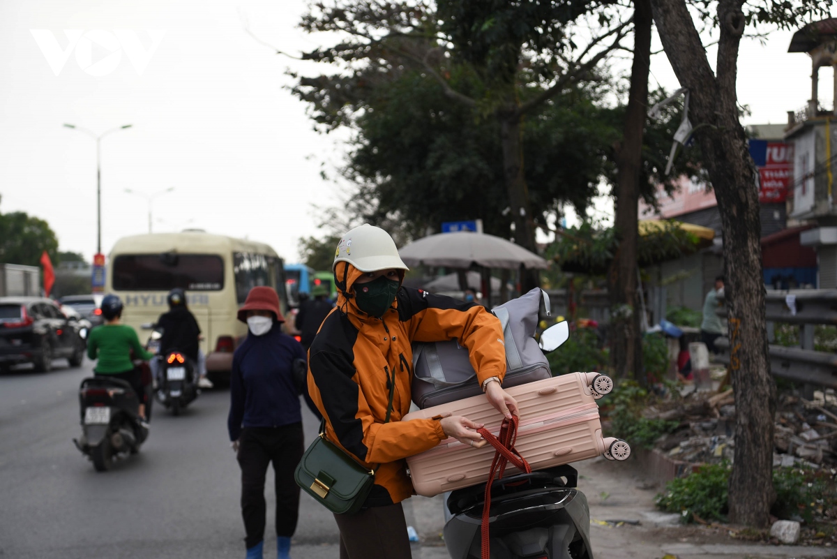 dong nguoi nuom nuop roi ha noi ve que an tet hinh anh 11