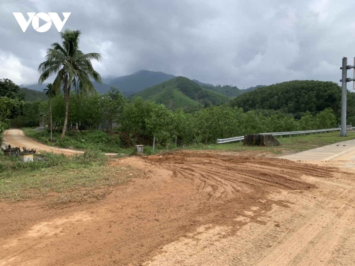 nhieu nguoi tu y thao do hang rao cao toc la son-tuy loan de di lai hinh anh 5