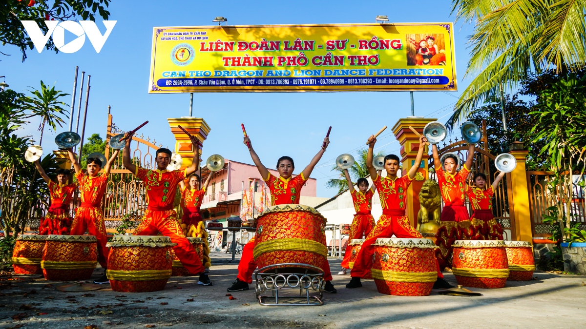 Giáp Tết Ghé Thăm Đoàn Lân Sư Rồng Nữ Tài Năng, Xinh Đẹp | Vov.Vn