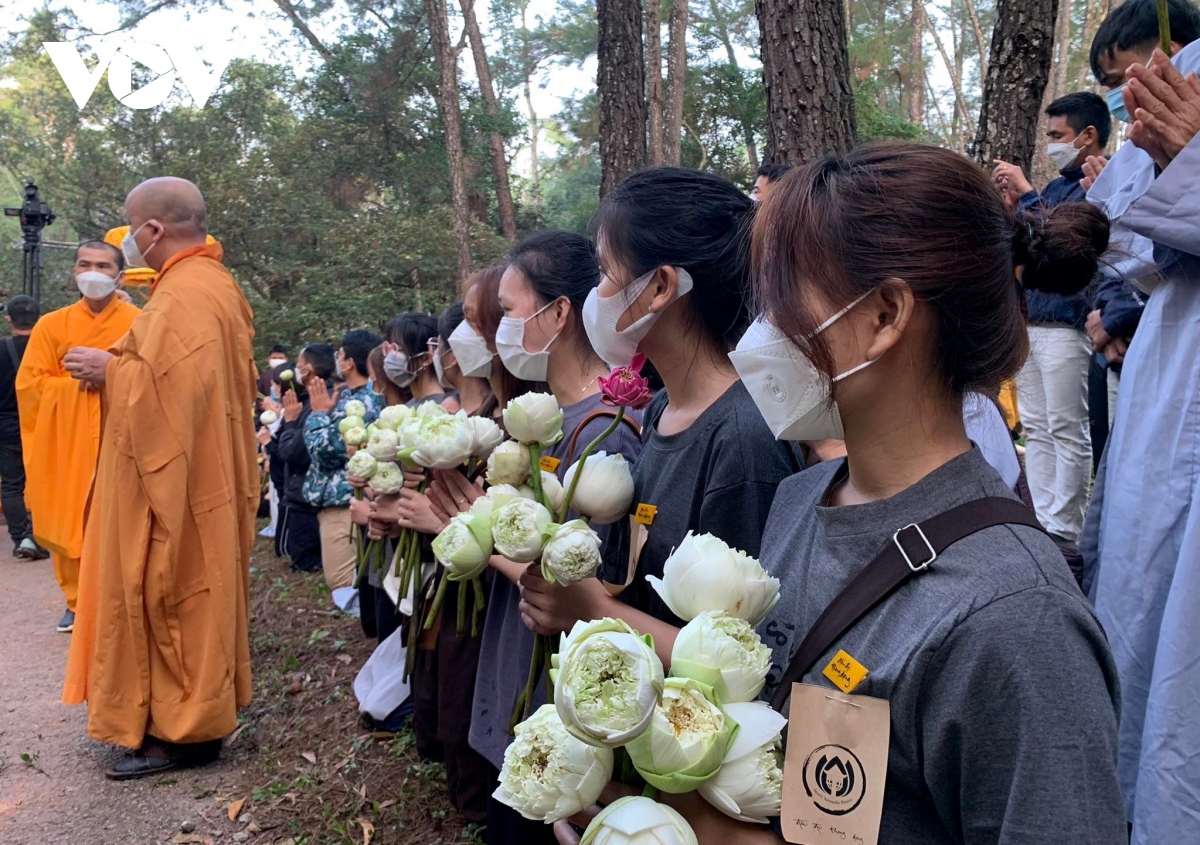 hang ngan tang ni, phat tu tien dua thien su thich nhat hanh ve coi vinh hang hinh anh 3