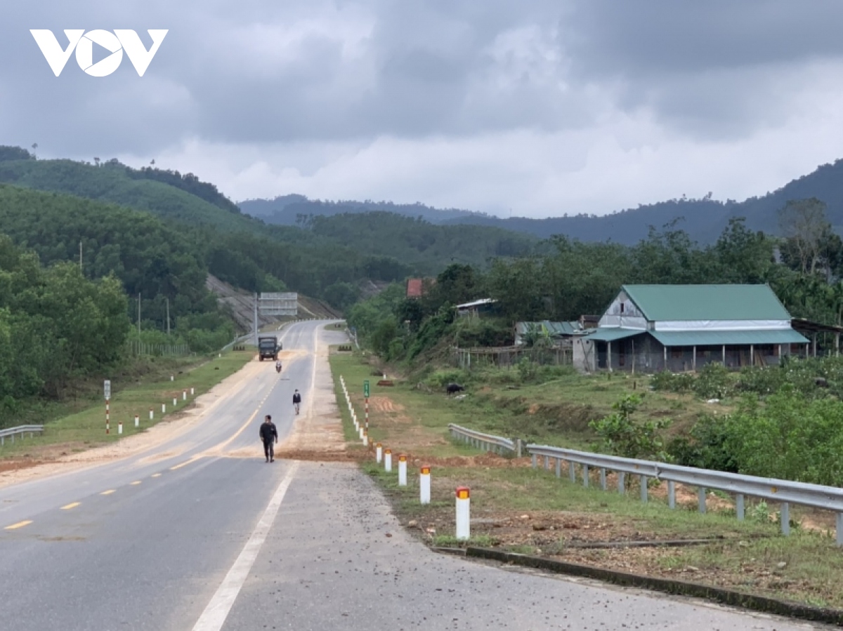 nhieu nguoi tu y thao do hang rao cao toc la son-tuy loan de di lai hinh anh 4