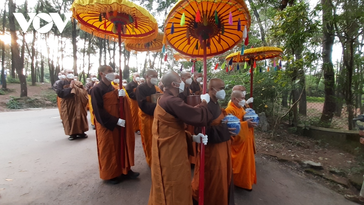 xa loi thien su thich nhat hanh duoc ruoc ve chua tu hieu hinh anh 4