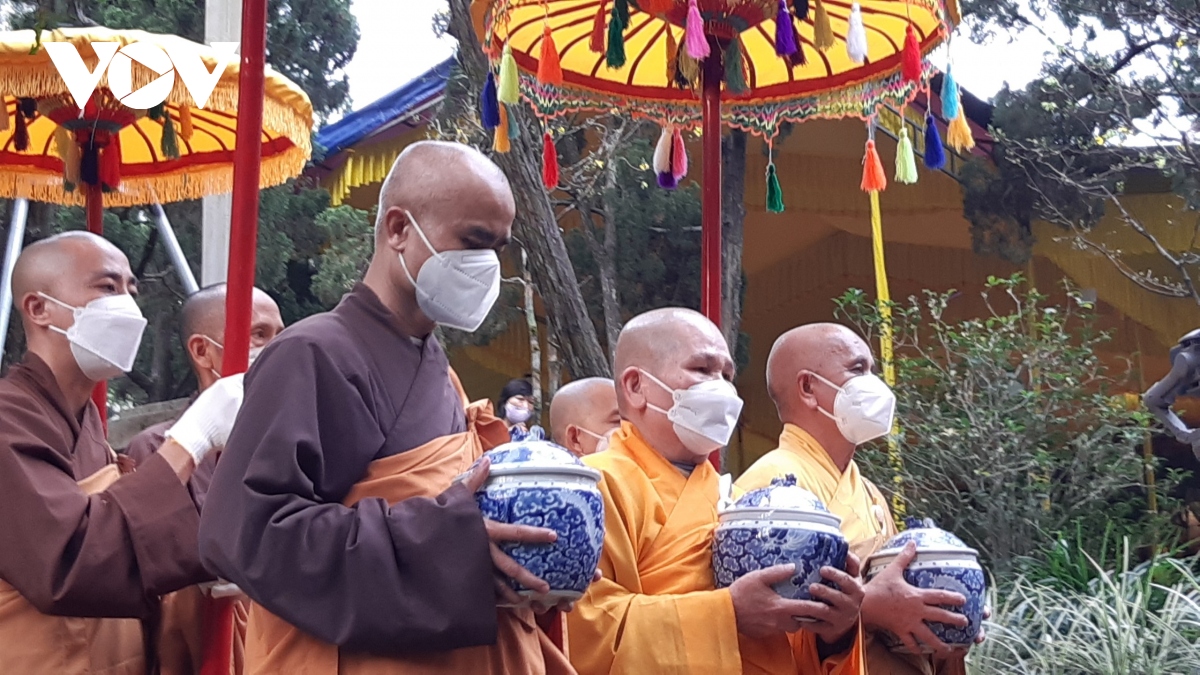 xa loi thien su thich nhat hanh duoc ruoc ve chua tu hieu hinh anh 3