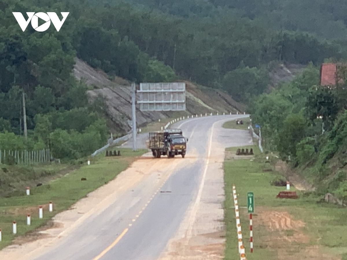 nhieu nguoi tu y thao do hang rao cao toc la son-tuy loan de di lai hinh anh 2