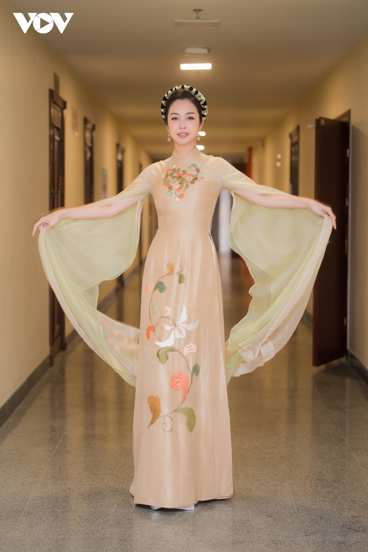 jennifer pham khoe sac rang ngoi khi lam mc chuong trinh xuan phat tai hinh anh 6