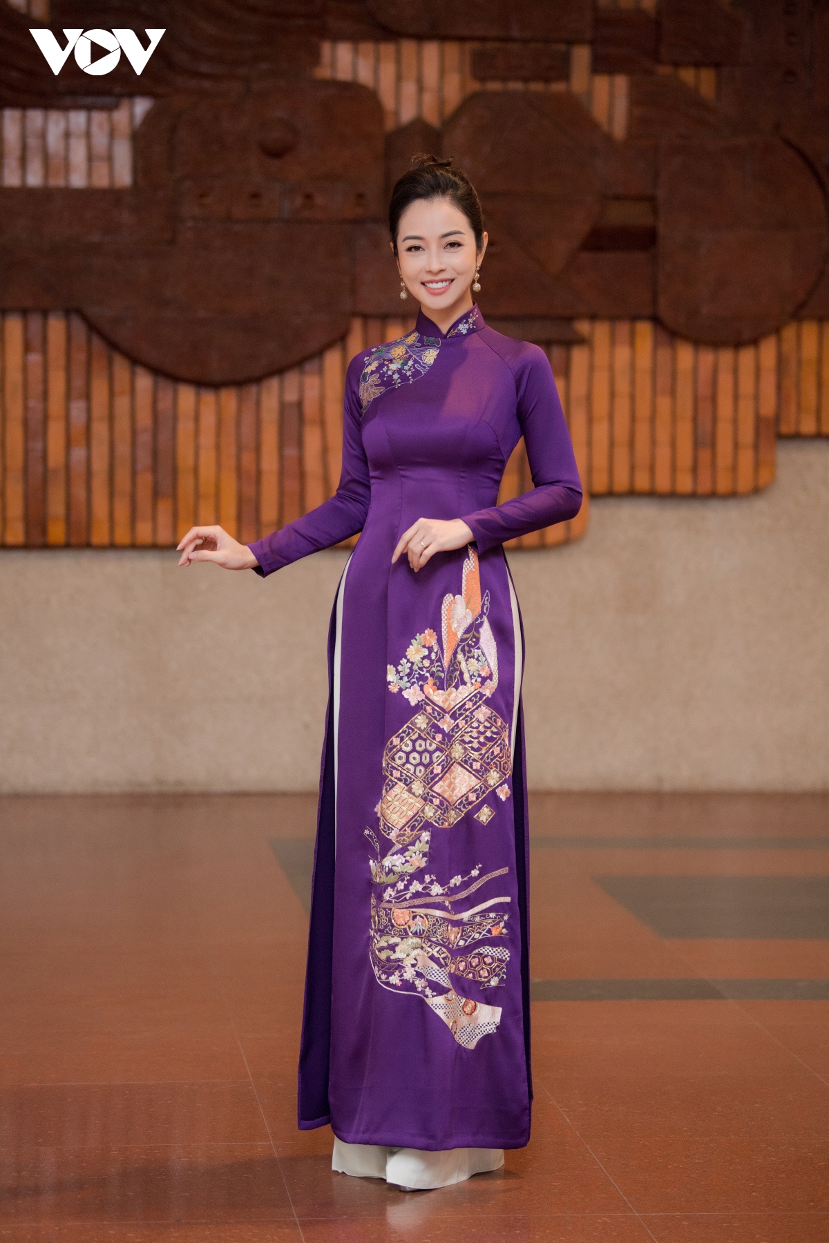 jennifer pham khoe sac rang ngoi khi lam mc chuong trinh xuan phat tai hinh anh 10