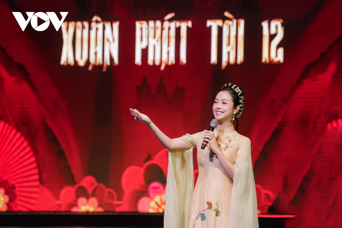 jennifer pham khoe sac rang ngoi khi lam mc chuong trinh xuan phat tai hinh anh 2