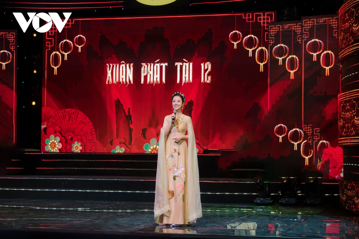 jennifer pham khoe sac rang ngoi khi lam mc chuong trinh xuan phat tai hinh anh 1