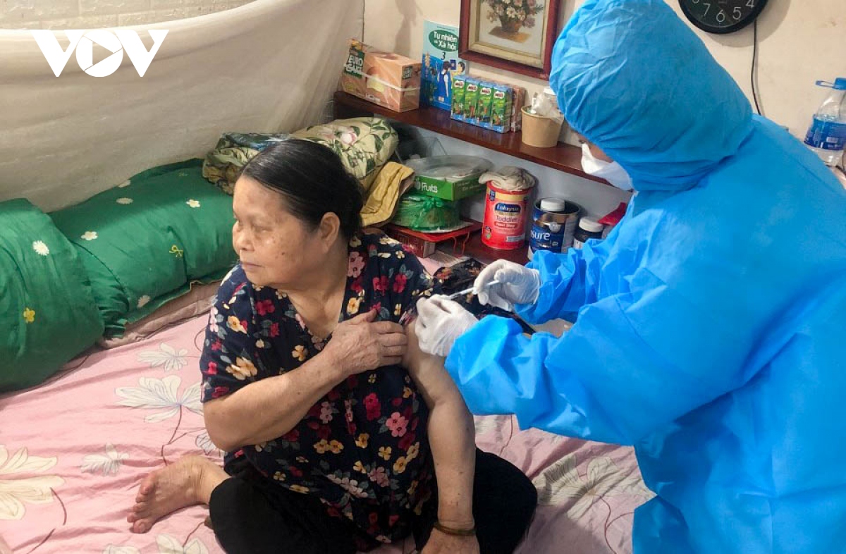 nhan vien y te ha noi den tan nha tiem vaccine cho nguoi cao tuoi hinh anh 10