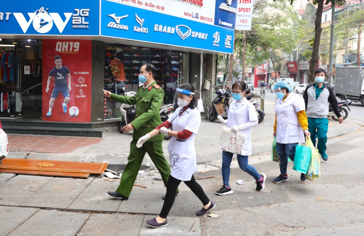 nhan vien y te ha noi den tan nha tiem vaccine cho nguoi cao tuoi hinh anh 1