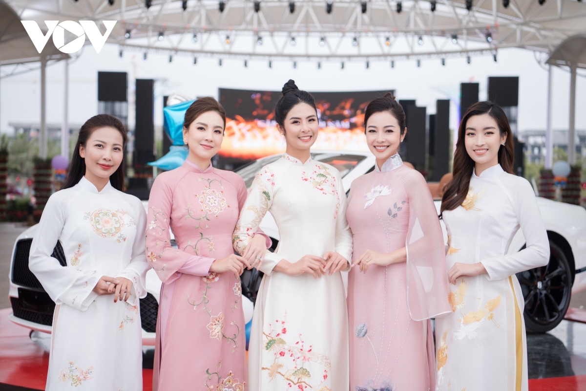 jennifer pham, mai ngoc khoe net diu dang voi ao dai ngoc han hinh anh 1