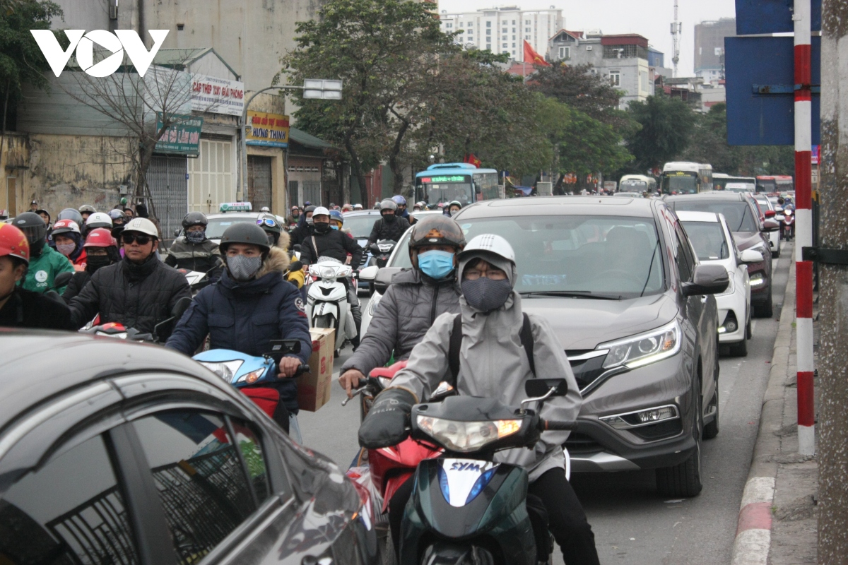 nguoi dan doi mua ret tro ve thu do sau tet nguyen dan hinh anh 2