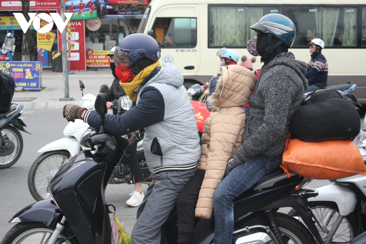 nguoi dan doi mua ret tro ve thu do sau tet nguyen dan hinh anh 1