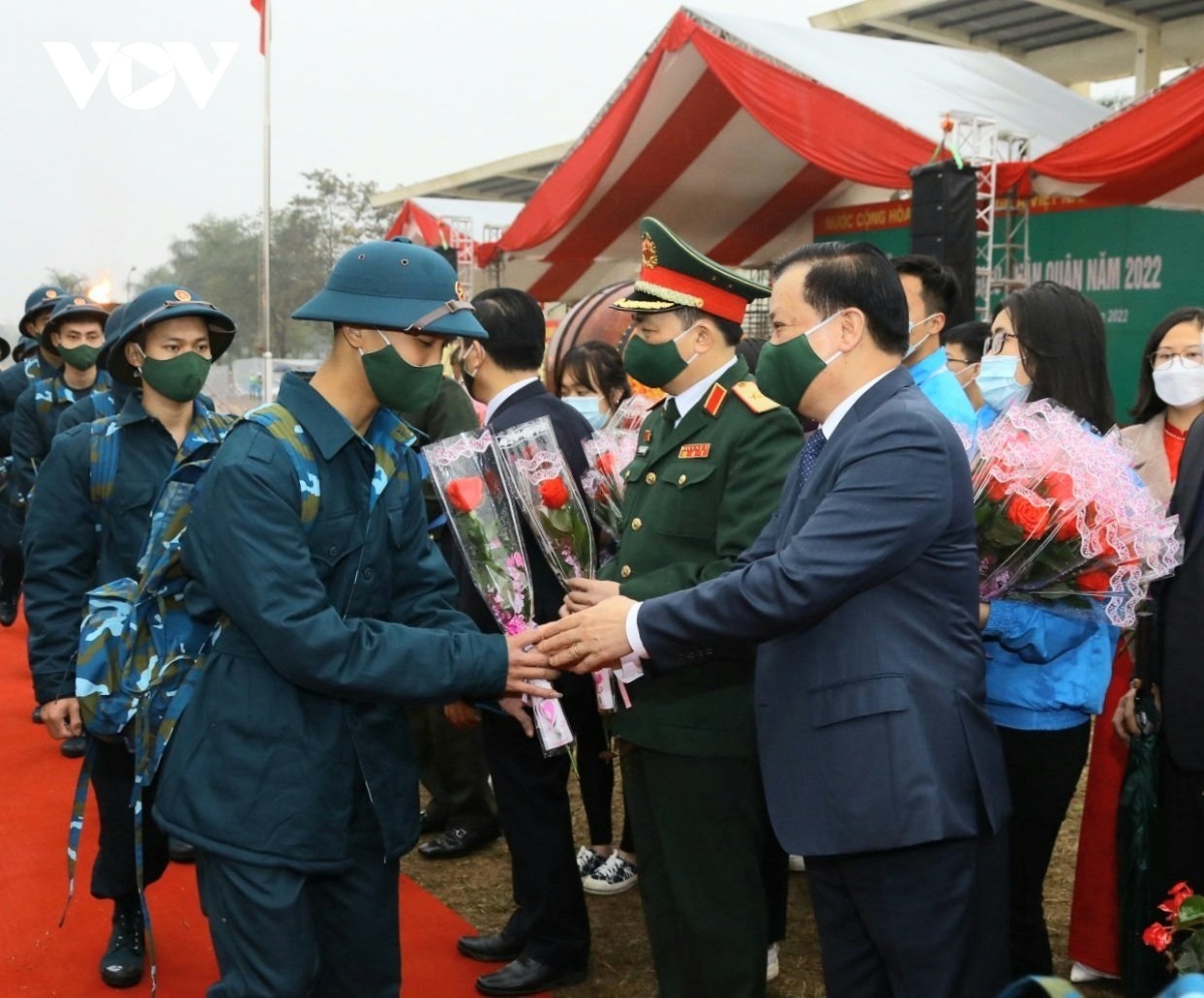 tan binh ha noi bin rin chia tay nguoi than len duong nhap ngu hinh anh 3