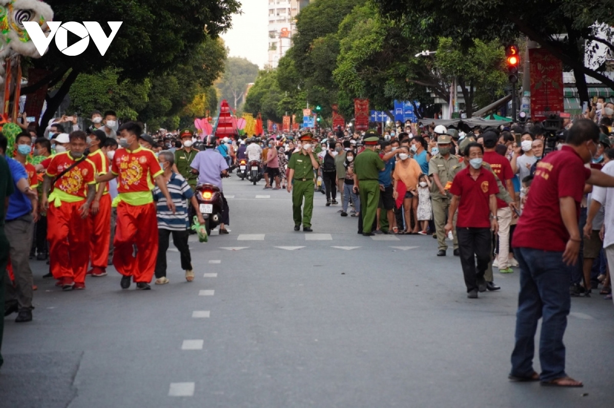 hang ngan nguoi dan tp.hcm do ra duong xem dieu hanh le hoi tet nguyen tieu 2022 hinh anh 12