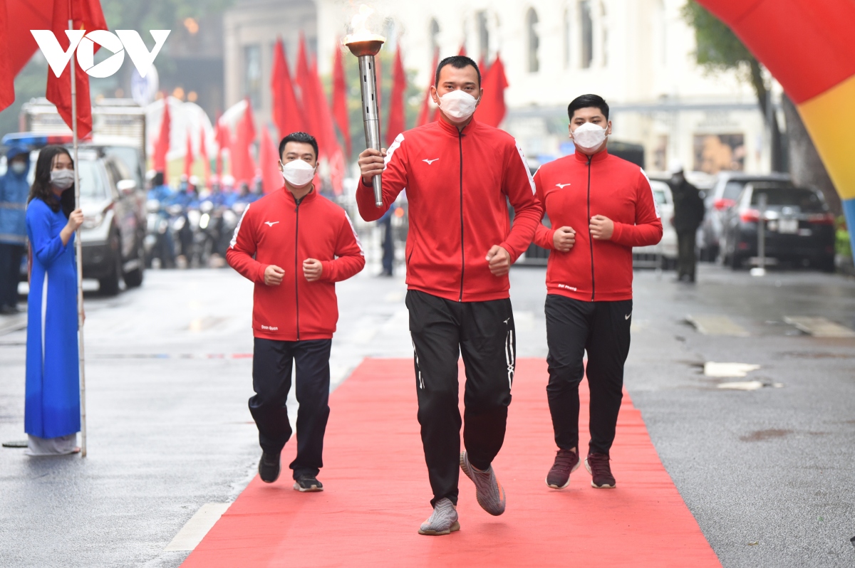 tan binh ha noi bin rin chia tay nguoi than len duong nhap ngu hinh anh 14