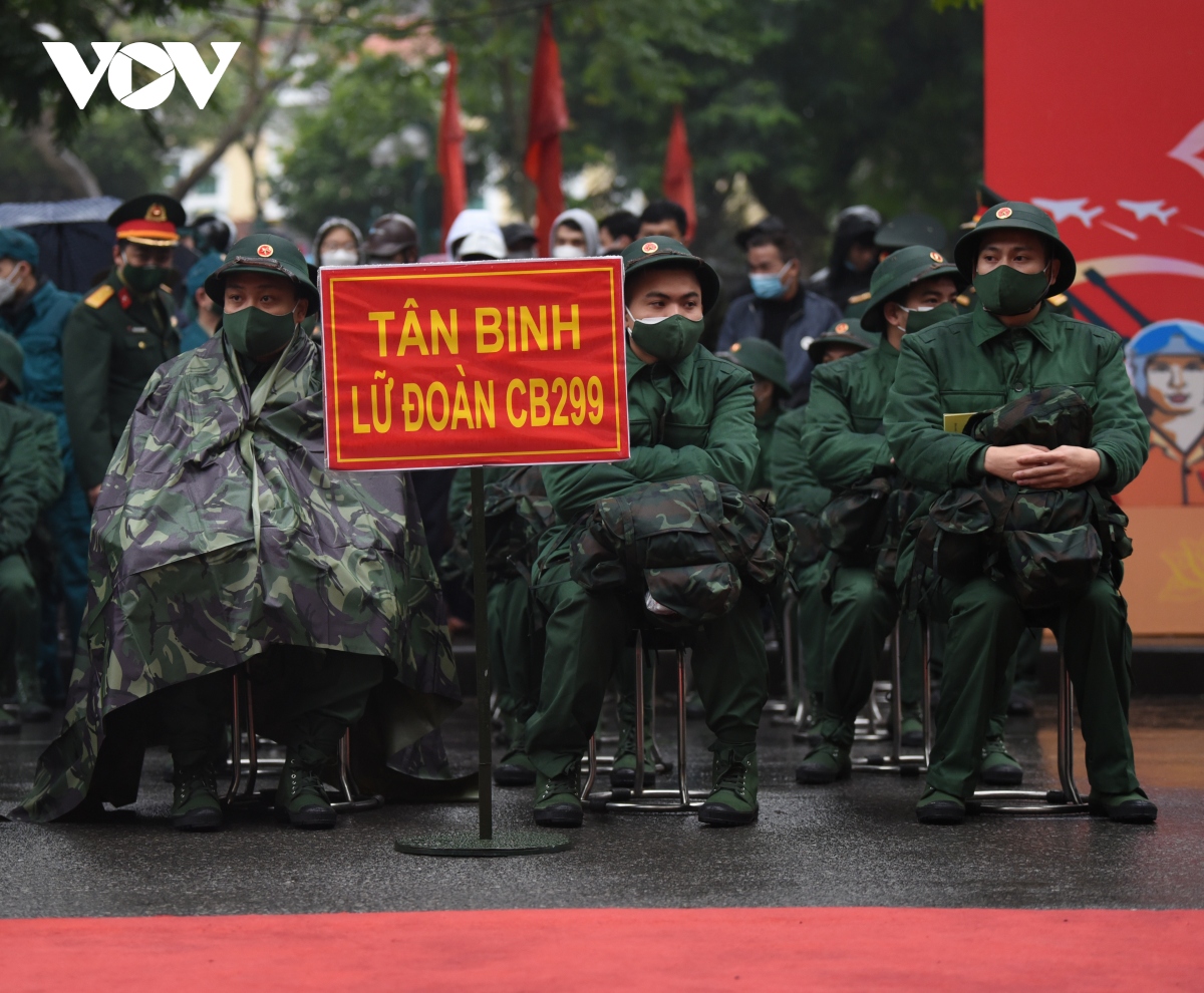 tan binh ha noi bin rin chia tay nguoi than len duong nhap ngu hinh anh 1