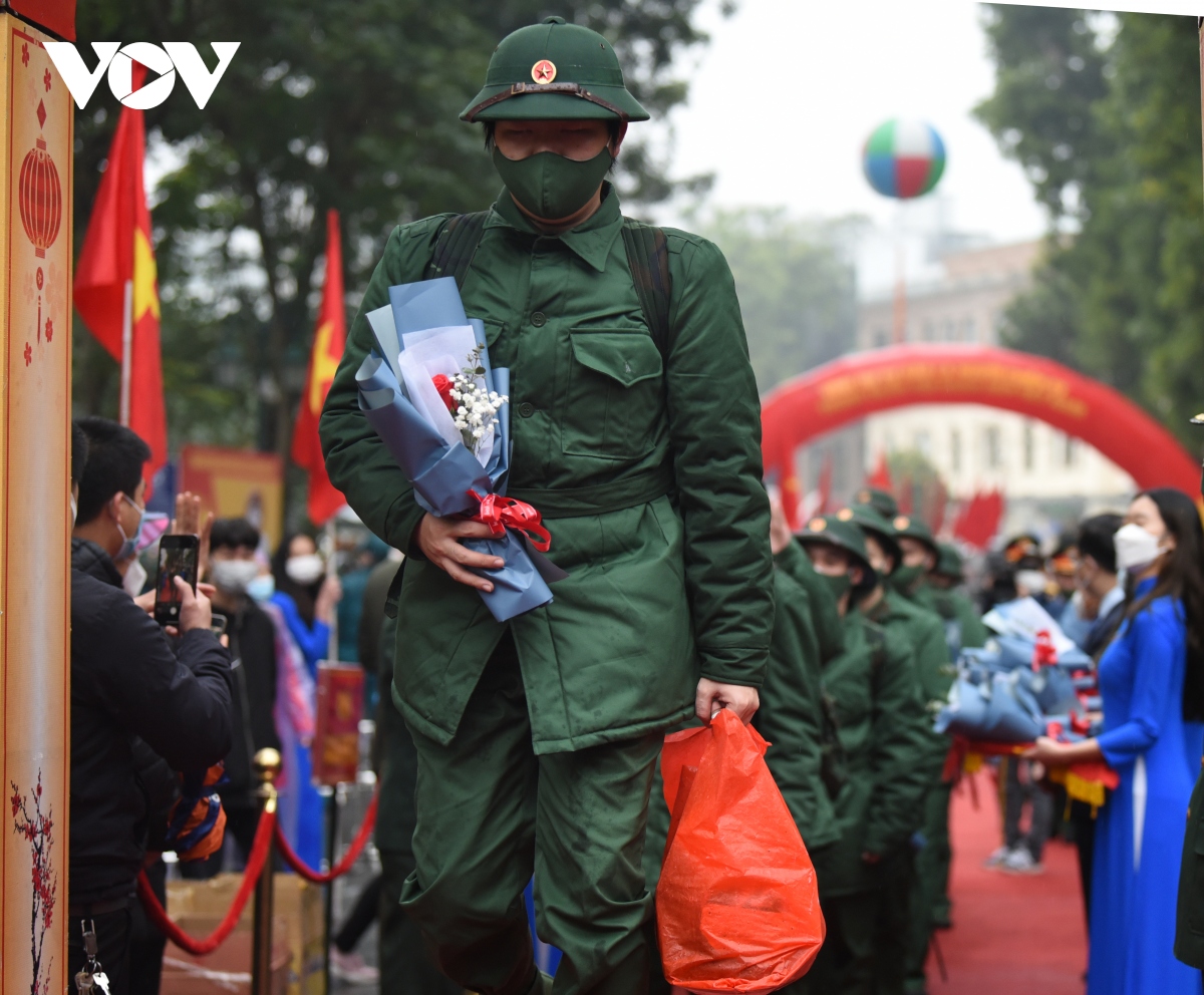 tan binh ha noi bin rin chia tay nguoi than len duong nhap ngu hinh anh 20