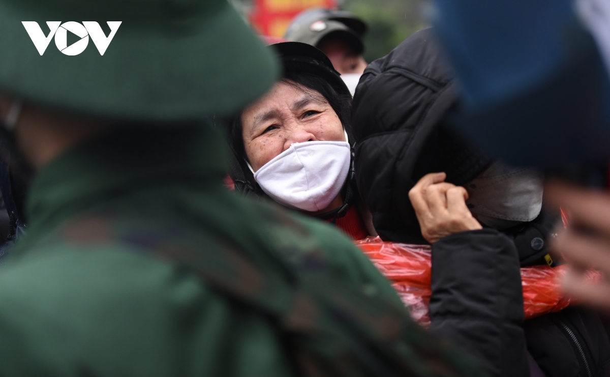 tan binh ha noi bin rin chia tay nguoi than len duong nhap ngu hinh anh 21