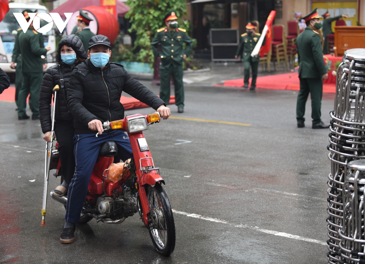 tan binh ha noi bin rin chia tay nguoi than len duong nhap ngu hinh anh 32