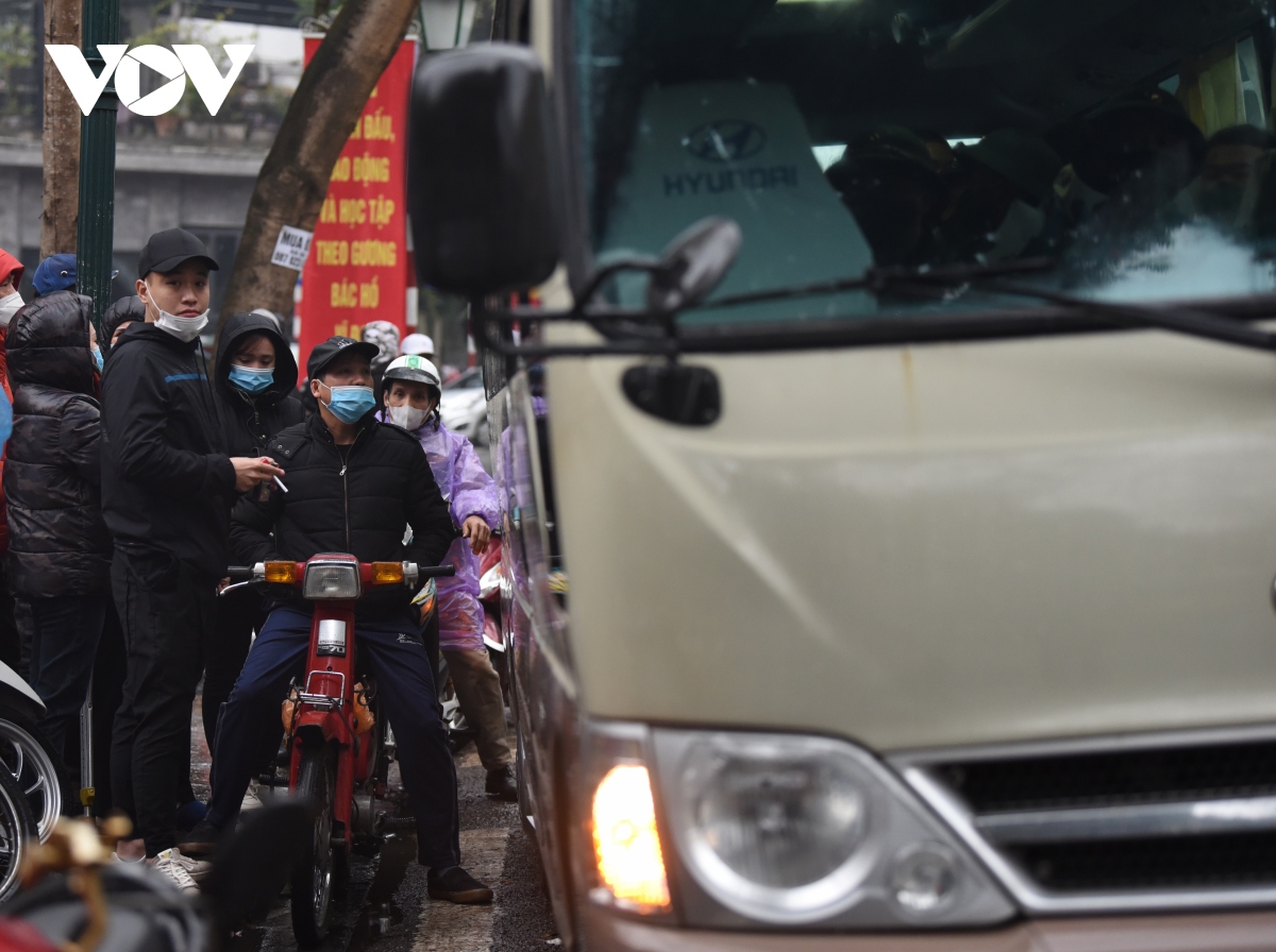 tan binh ha noi bin rin chia tay nguoi than len duong nhap ngu hinh anh 34