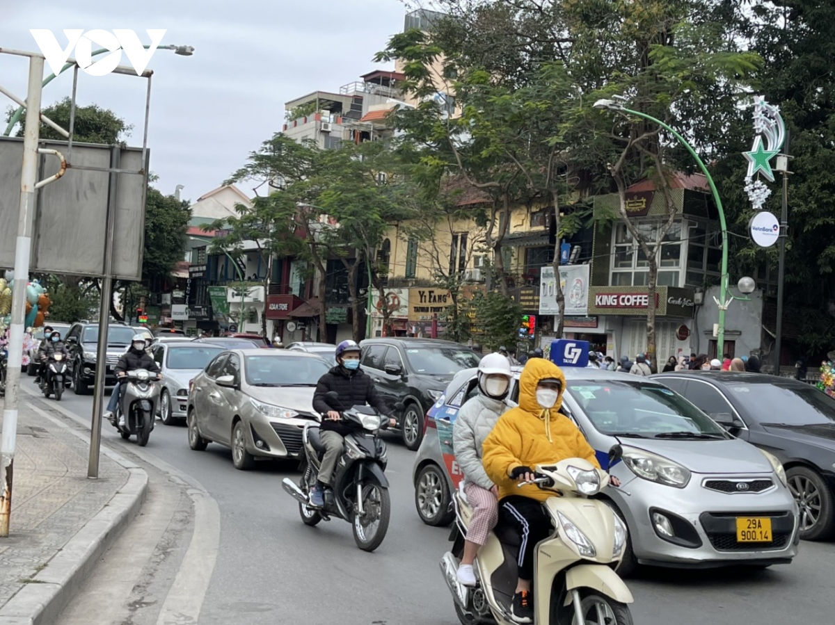 chieu mung 3 tet, duong sat tren cao va nhieu duong pho ha noi dong duc hinh anh 3