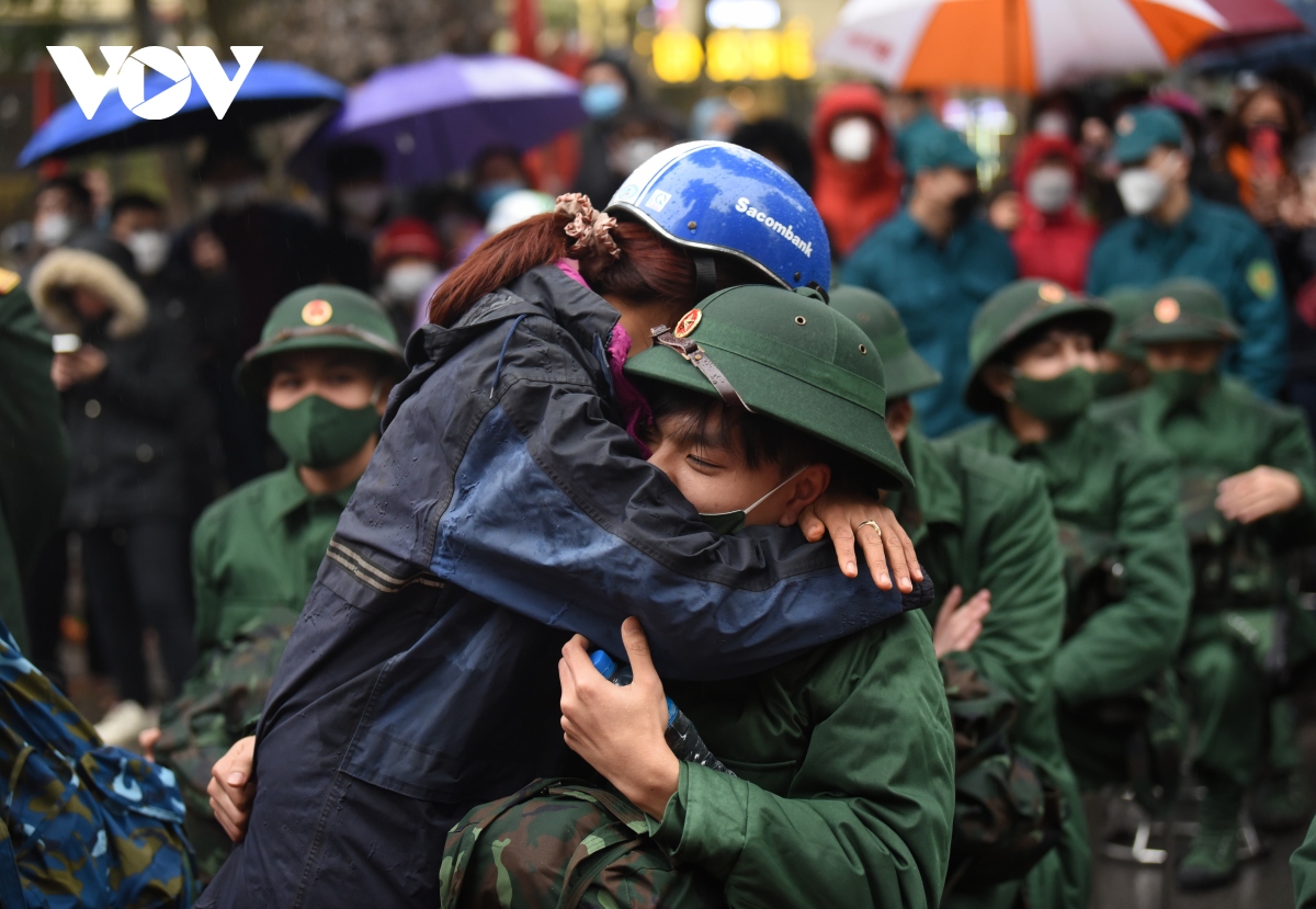 tan binh ha noi bin rin chia tay nguoi than len duong nhap ngu hinh anh 6