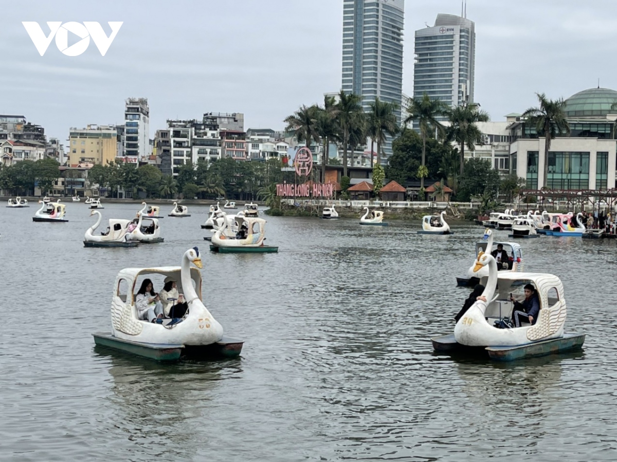 chieu mung 3 tet, duong sat tren cao va nhieu duong pho ha noi dong duc hinh anh 4