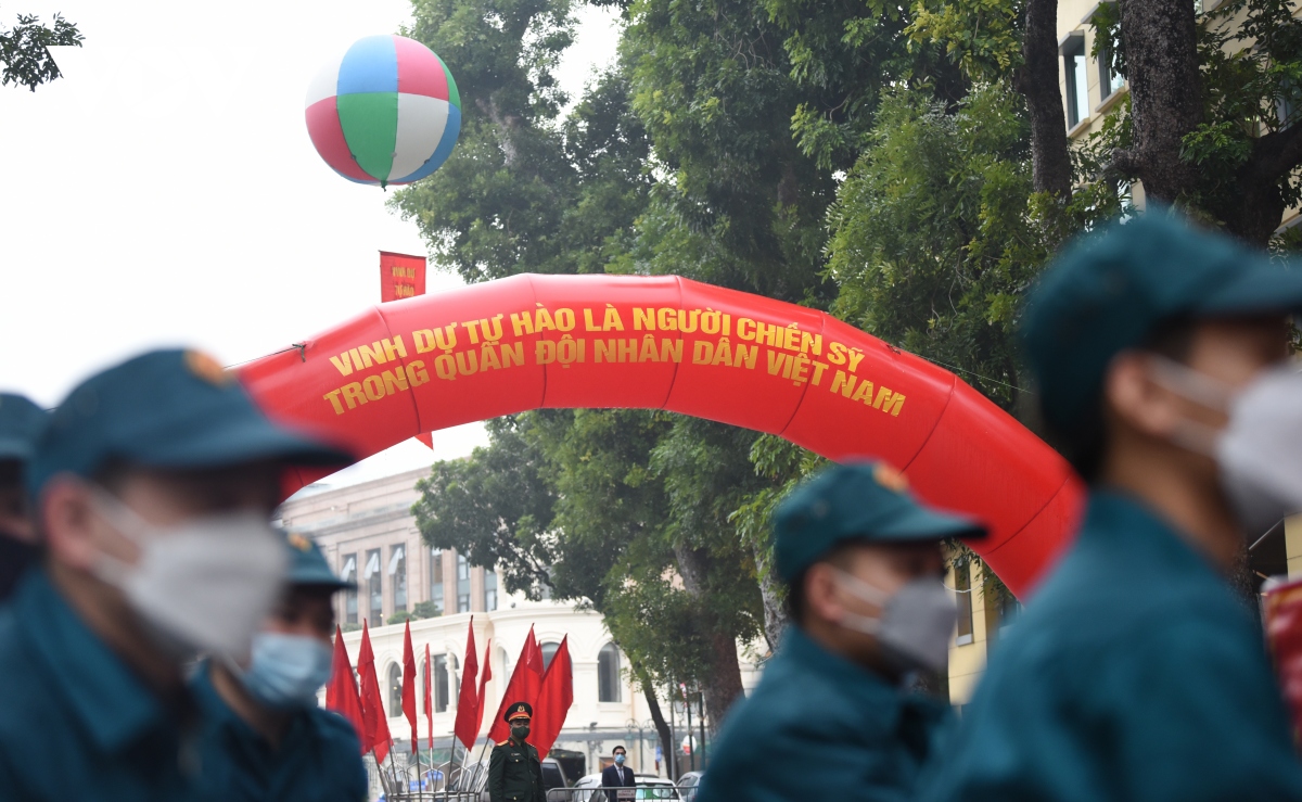 tan binh ha noi bin rin chia tay nguoi than len duong nhap ngu hinh anh 11