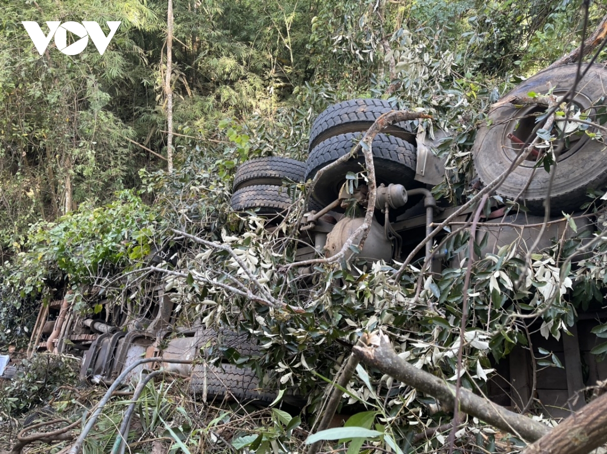 Six dead and three injured as truck plunges off cliff in Gia Lai