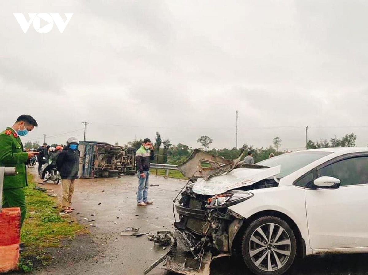 kinh hai, nhieu binh gas vang ra duong sau tai nan hinh anh 1