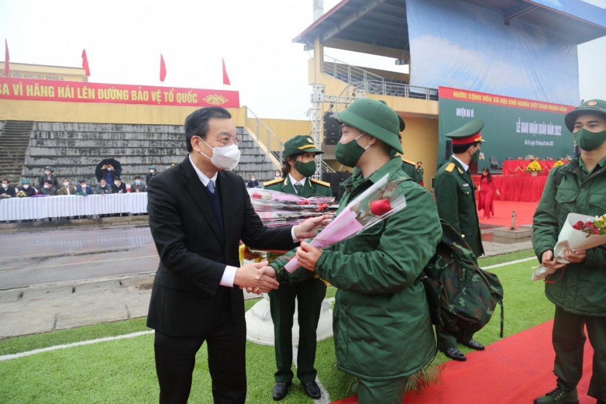 tan binh ha noi bin rin chia tay nguoi than len duong nhap ngu hinh anh 4