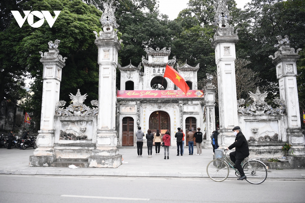 ngam ha noi binh yen sang mung 1 tet hinh anh 16