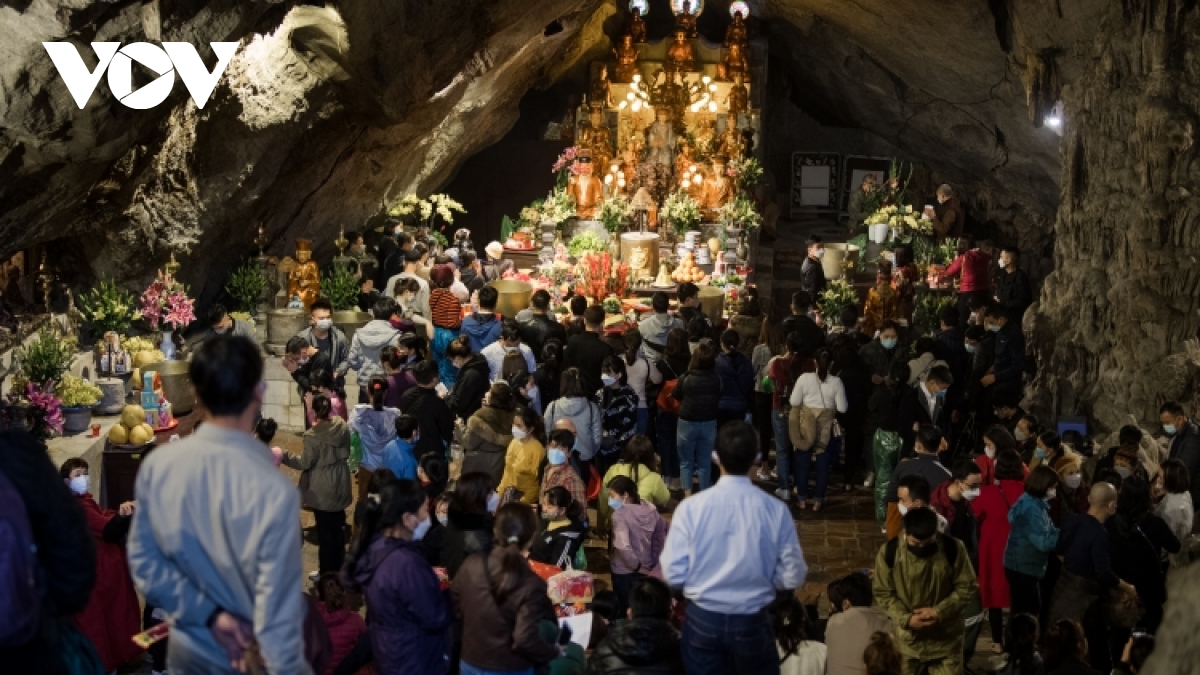 Huong Pagoda festival attracts crowds on opening day